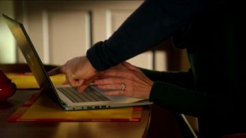 The laptop of Elijah Mundo (James Van Der Beek) in The Expert Cyber S02E10
