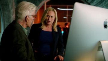 The desktop computer of D. B. Russell (Ted Danson) in The expert Cyber S02E10