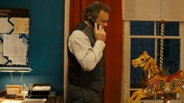 The landline phone black Mr. Brown (Hugh Bonneville) in "Paddington"