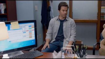 The computer keyboard Logitech wireless of Samantha Jackson (Amanda Seyfried) in "Ted 2"