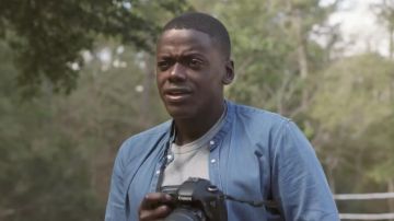 The camera Canon EOS of Chris Washington (Daniel Kaluuya) in Get Out