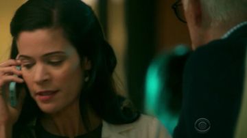 The smartphone of Dr. Colleen Marks (Lauren Stamile) in Experts Cyber S02E05