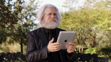 The tablet iPad 3 Apple of the President Snowballs (Diedrich Bader) in The Starving Games