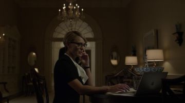 The MacBook Air Apple of Claire Underwood (Robin Wright) in House of Cards S05E01