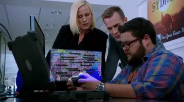 El portátil Dell de Daniel Krumitz (Charley Koontz) en The Experts: Cyber S02E09