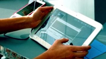 The smartphone Apple of Chelsea (Sarah Butler) in The expert cyber S01E09