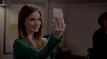 The smartphone Iphone 6 Rachel Carrington (Bevin Kaye) in The Expert Cyber S02E08