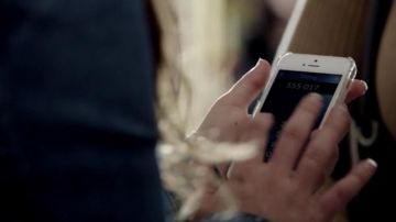 The smartphone of Vanessa Gillerman (Grace Phipps) in The Expert cyber S01E08