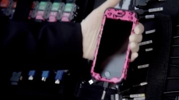 The smartphone Iphone 5 seen in experts cyber S01E07