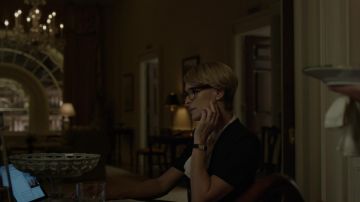 La montre Cartier de Claire Underwood (Robin Wright) dans House of Cards S05E01
