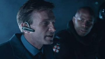 the bluetooth headset of Thomas Kretschmann in Resident Evil Apocalypse