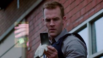 The smartphone seen in the hand of Elijah Mundo (James Van Der Beek) in The Expert Cyber S01E02