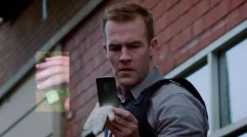 The smartphone seen in the hand of Elijah Mundo (James Van Der Beek) in The Expert Cyber S01E02