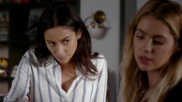 The striped shirt Emily Fields (Shay Mitchell) in Pretty Little Liars S07E15