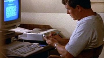 The Commodore Amiga 500 Gary Simmons (Tom Berenger) in The right Hand of the devil