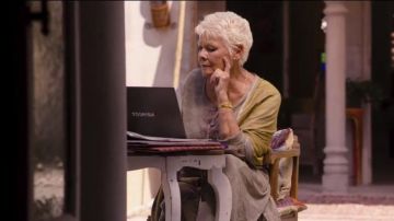 The computer Toshiba of Evelyn Greenslade (Judi Dench) in "Indian Palace : Suite royale"