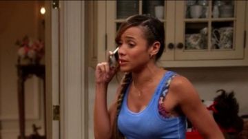 The smartphone of Rosie Falta (Dania Ramírez) on Devious Maids S04E08