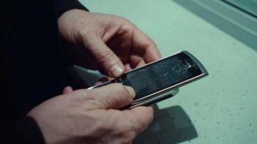 The BlackBerry Torch seen in Non-Stop