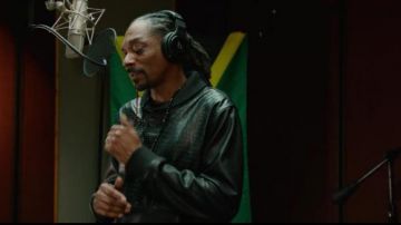 The headphones Beats by Dre seen in Pitch Perfect 2