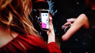 The smartphone Apple of the sister of Heather in the Rush hour series