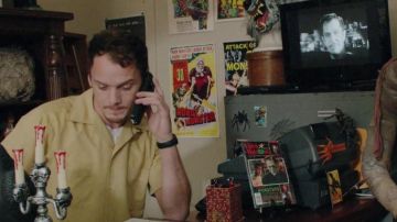 Le poster du film Robot Monster vu dans Burying The Ex