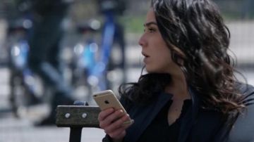The smartphone Tasha Zapata (Audrey Esparza) in Blindspot S01E22