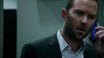 The smartphone of Kurt Weller (Sullivan Stapleton) in Blindspot S01E22