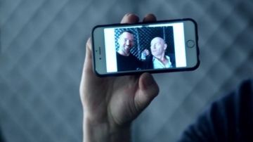 The smartphone of Allison Knight (Trieste Kelly Dunn) in Blindspot S01E13