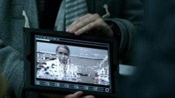 The touch pad of Patterson (Ashley Johnson) in Blindspot S01E12