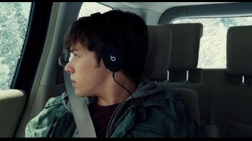 The headphones Audio Beats By Dre of Zach (Nick Robinson) in Jurassic World