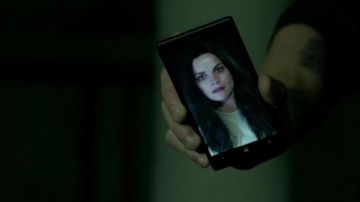 The smartphone windows phone of Oscar (François Arnaud) in Blindspot S01E11