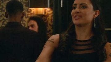 El vestido negro de Maryse Lightwood (Nicola Correia-Damude) en Cazadores de sombras S02E08