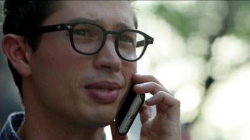 The smartphone iphone 6 of David (Joe Dinicol) in Blindspot S01E4