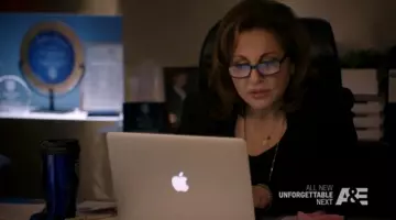 The desktop computer of Cpt Sandra Russo (Kathy Najimy) in Unforgettable S04E11