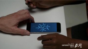 The smartphone Iphone 6 of Al Burns (Dylan Walsh) in Unforgettable S04E10