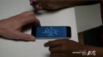 The smartphone Iphone 6 of Al Burns (Dylan Walsh) in Unforgettable S04E10