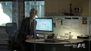 The desktop computer Apple of Chris Houston (Dave Quay) in Unforgettable S04E10