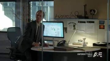The desktop computer Apple of Chris Houston (Dave Quay) in Unforgettable S04E10
