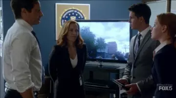 Tv Samsung Led view in The X-files with The boundaries of the real S10E05