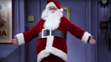 Le déguisement de Père Noël de Chandler Bing (Mathew Perry) dans Friends S07E10