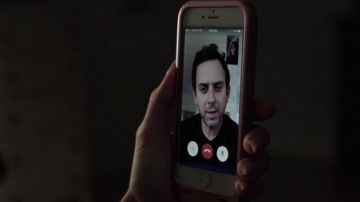 The smartphone iPhone 5s Marnie Michaels (Allison Williams) on Girls S06E10