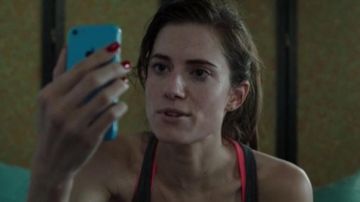 The smartphone iPhone 5c Marnie Michaels (Allison Williams) on Girls S06E07