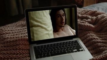 The laptop of Hannah Horvath (Lena Dunham) in Girls S06E06