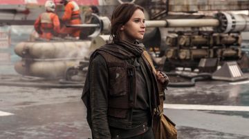 The leather gloves brown Jyn Erso (Felicity Jones) in Rogue One : A Star Wars Story