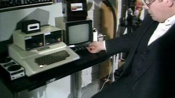 The Apple II, Henry Jay (Richard Griffiths) in Bird of Prey