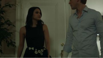 La pochette noire à fleurs de Véronica Lodge (Camila Mendes) dans Riverdale Saison 1 Episode 13