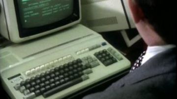 The computer Sharp Henry Jay (Richard Griffiths) in Bird of Prey