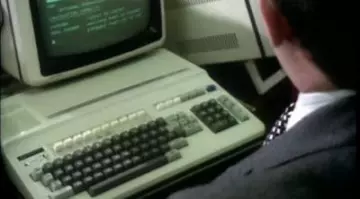 The computer Sharp Henry Jay (Richard Griffiths) in Bird of Prey