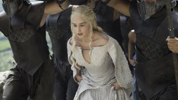 La robe blanche de Daenerys Targaryen (Emilia Clarke) dans Game of Thrones S05E02