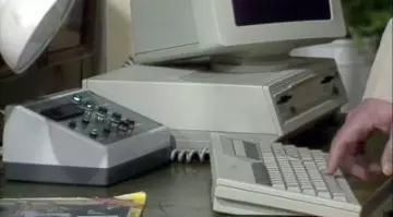 The Apricot of Henry Jay (Richard Griffiths) in Bird of Prey